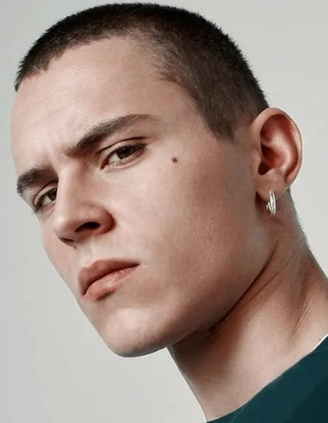 buzz cut con diseño Arón Piper